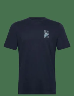 TravisMathew BEST TRIP YET - T-shirts TOTAL ECLIPSE