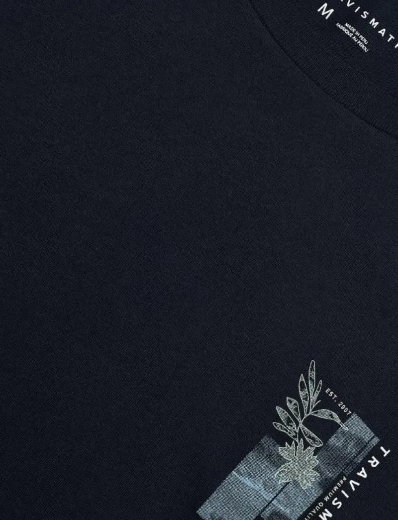 TravisMathew BEST TRIP YET - T-shirts TOTAL ECLIPSE