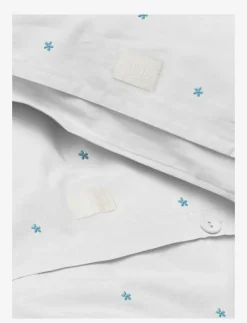 Daisy Påslakanset 150x210 cm vit/ljusblå SE - Påslakanset|Juna Discount