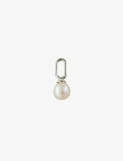 Design Letters Pearl Drop Charm - Hängen & Berlocker SILVER