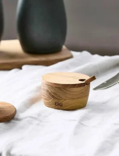 Aida RAW Teak salt jar with lid + spoon Salt jar: dia.8.2xh4cm, lid: dia.8.2xh1cm, spoon: L8.7cm - Förvaringsburkar NATURAL New