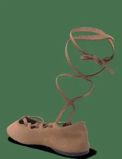 Suede ballet flats with crossed straps - Ballerinas|Mango Online